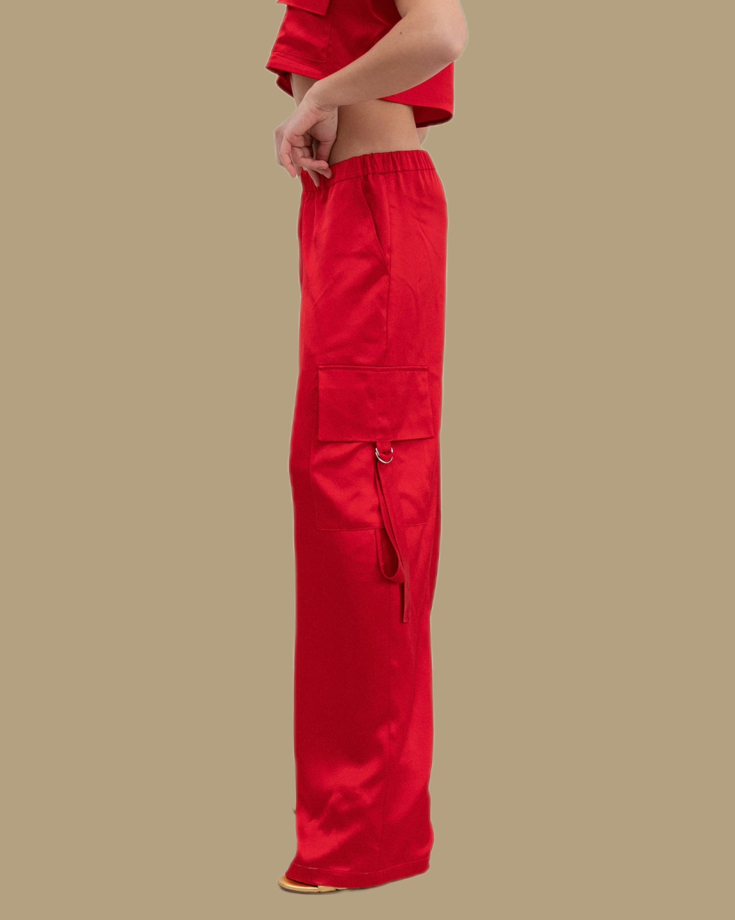 Pantalon cargo en soie avec poches sur les côtés