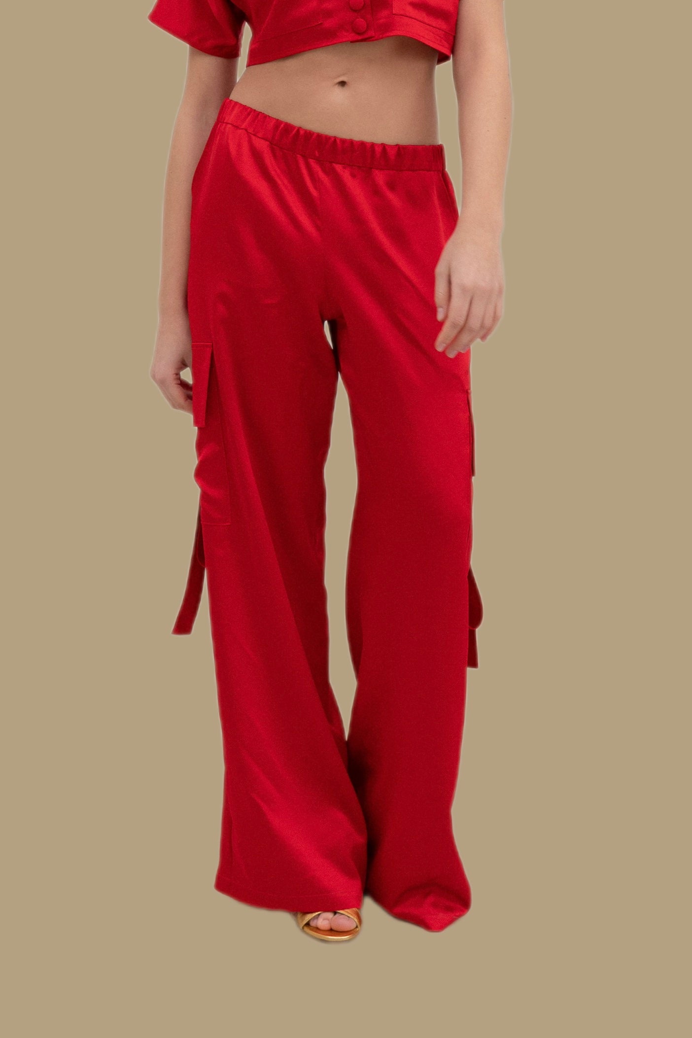 Pantalon cargo en soie avec poches sur les côtés
