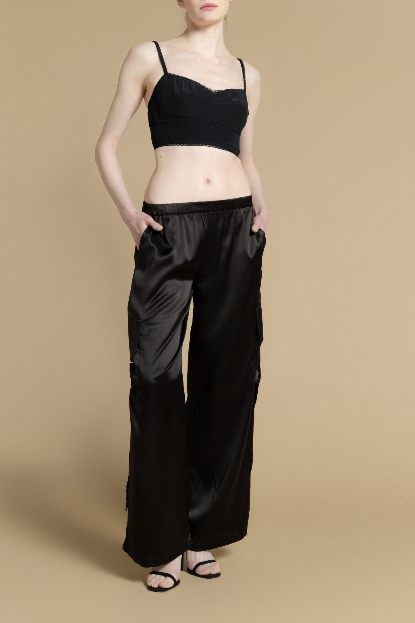 Pantalon cargo en soie avec poches sur les côtés