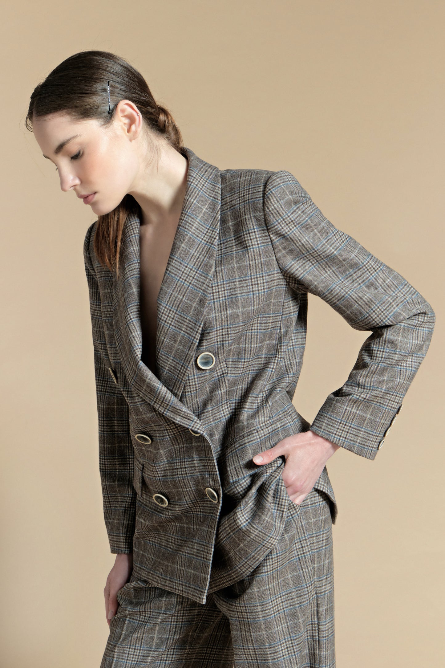 Klassischer grauer Blazer in braun-blauem Karo