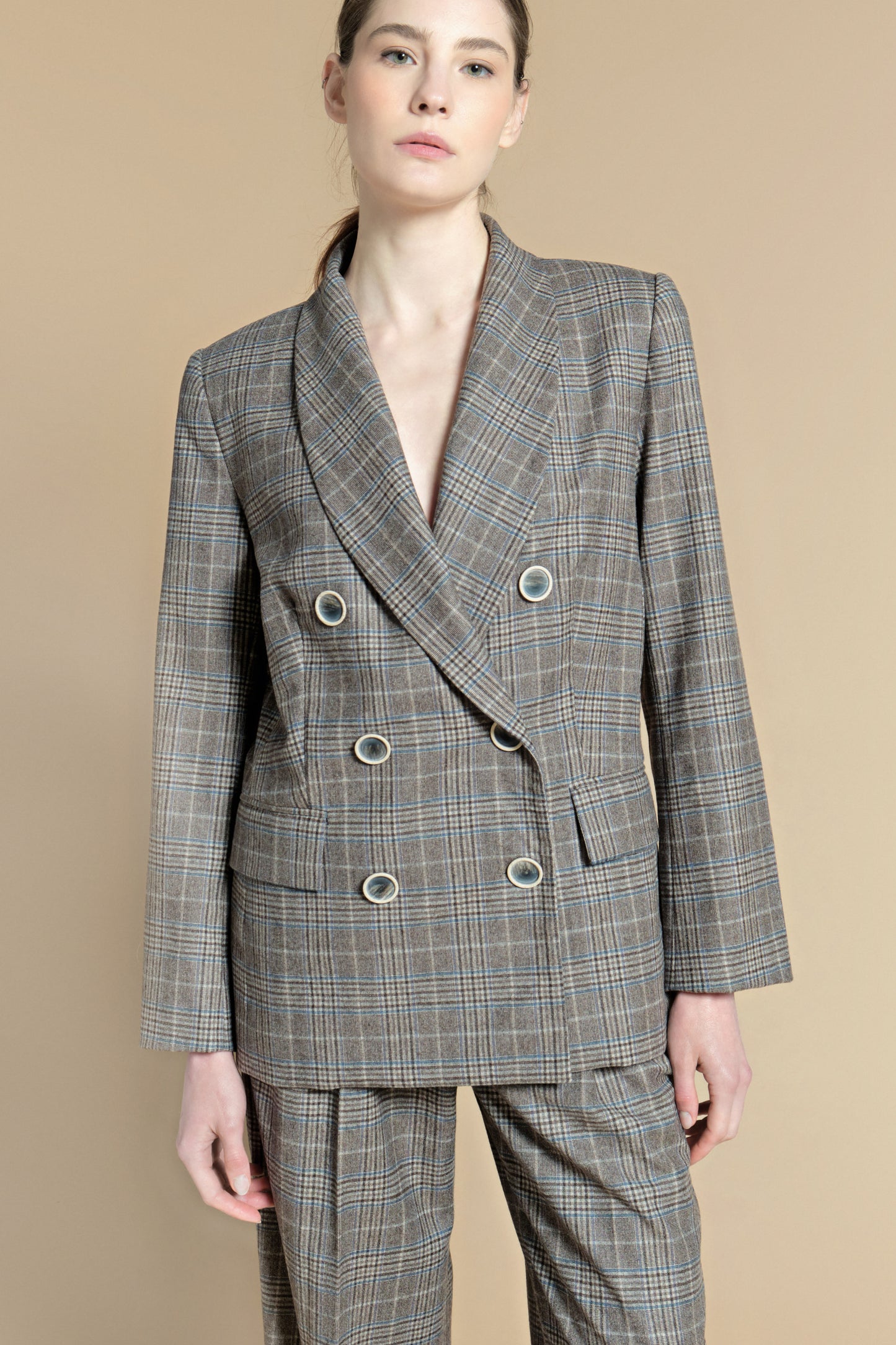 Klassischer grauer Blazer in braun-blauem Karo