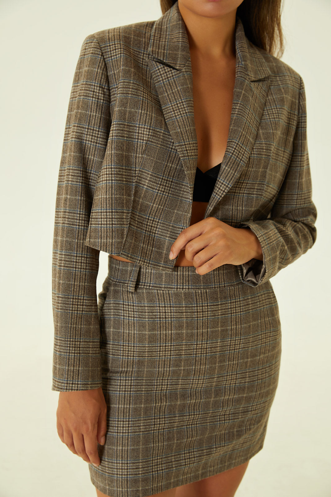 Blau-braun karierte Kurzjacke aus Wolle mit Ziernähten