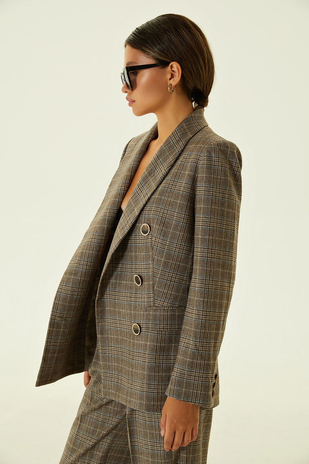 Klassischer grauer Blazer in braun-blauem Karo